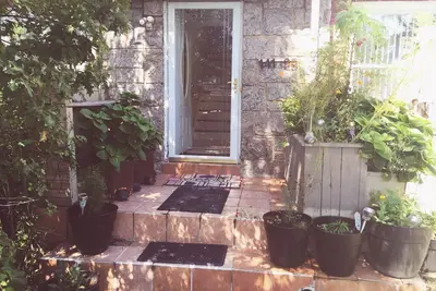 Image de 2-de-chaussée de la maison privée, 3 chambres, , , parking ensoleillé contemporaine, coffre-fort gratuit