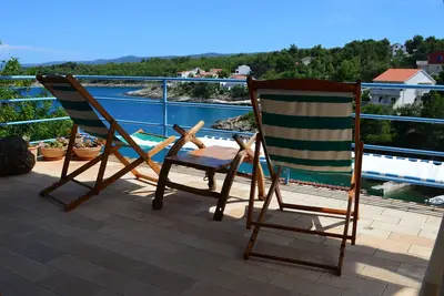 Image de Maison confortable avec de beaux espaces ouverts et les meilleures vues sur la baie de Basina