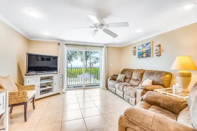 Image de Condo Oceanview w / piscine partagée, en face de la plage