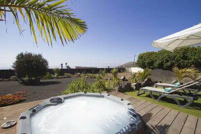 Image de un hébergement moderne, une baignoire spa, vue sur la mer, télévision par satellite, Internet, Climatisation