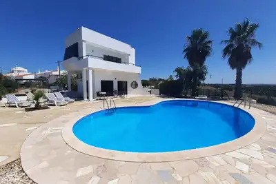 Image de Belle villa privée, avec une grande piscine privée, proche de la plage