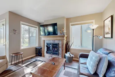 Image de Maison acceptant les chiens avec bain à remous privé, piscine partagée et accès Sharc