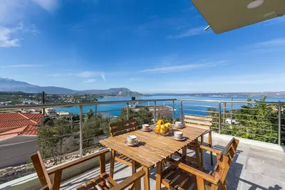 Appartement moderne de 170 m2 ★ à pied des tavernes et des épiceries ★ vue sur la mer ★ 4 chambres