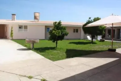 Image de Belle maison avec jardin et terrasse dans un environnement calme et ressourçant