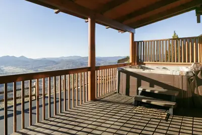 Image de Cabine au sommet de la montagne \"à bout de souffle\" avec de superbes vues sur les montagnes enfumées pendant des kilomètres.