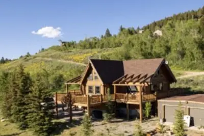 Image de Belle maison en bois rond avec vue sur le lac Henrys et 13 miles de West Yellowstone