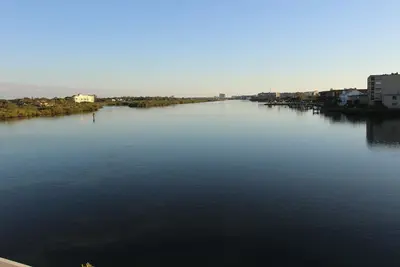Image de Bord de l'eau direct et serein. Jetée sur place pêche. Vues à couper le souffle