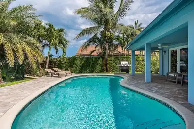 Image de Belle Pool House Rénovée sur le Canal