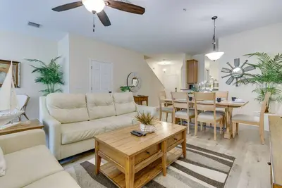 Image de Maison de ville centrale avec accès à la piscine ~ 10 minutes à Disney!