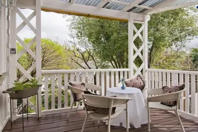 Image de Hollyoak Cottage - délicieux, canards et doileys!