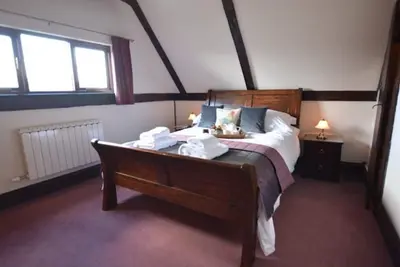 Image de Cottage attaché à Moated Farmhouse situé au centre de Suffolk