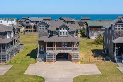 Image de Azure Dreams: Oceanside, piscine privée et bain à remous, 6 chambres et animaux de compagnie acceptés.