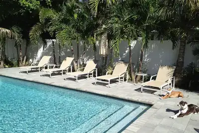 Image de À quelques pas de la plage et de la piscine chauffée privée! !