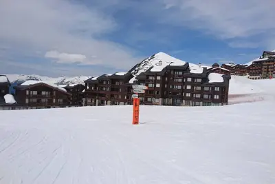 Image de 2 chambres \/ 2 salles de bains, 8 couchages. Ski in \/ out à côté de l'école de ski, des magasins \/ restaurants