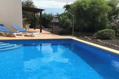 Un appartement privé de qualité non complexe avec piscine chauffée et ouverte Vues