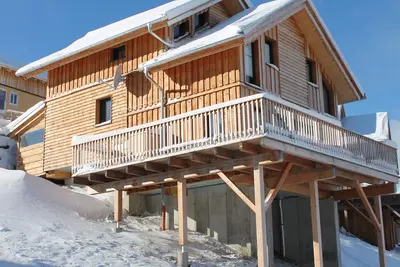 Image de La cabane à la montagne vous invite à la randonnée, au ski et à la détente. . . .