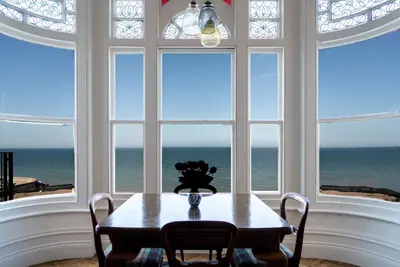 Image de Bellevue by the Bay - Maison d'époque de luxe en bord de mer avec vue panoramique sur la mer