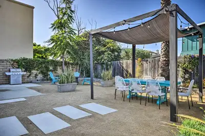 Image de Maison Ventura Beach rénovée avec cour et foyer