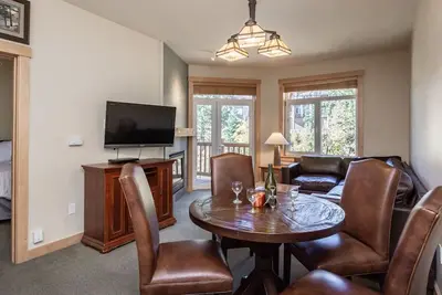 Image de Condo de ski-in surélevé avec vue sur la montagne et accès à la piscine chauff��e