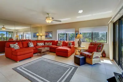Image de Land's End # 201 building 10 - Updated corner unit / balcony / Beachfront!