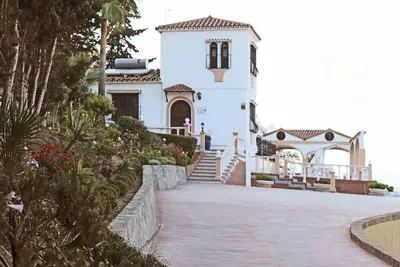 Image de Villa dans un endroit magnifique avec vue sur la mer. Piscine privée, Ac et Internet.