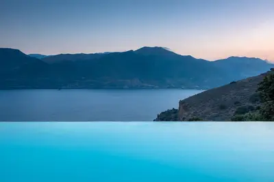Image de Luxueuse villa en pierre calme et spacieuse avec grande piscine à débordement et vue imprenable