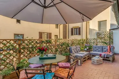 Image de This two bedroom apartment is located on Borgo San Lorenzo in the heart of the Old City of Florence