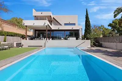 Image de Villa de luxe de style minimaliste, à côté de la plage, barbecue, piscine.