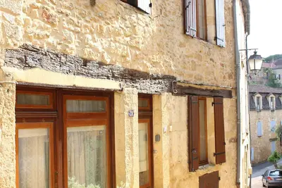 Image de Coeur du beau village médiéval Belvès - maison de ville avec terrasse et jardin.