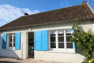 Maison de vacances à Jullouville - 2 chambres, cour close, proche plage, parking, équipements complets