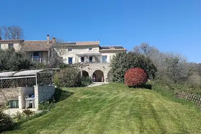Image de Grande maison ancienne et rénovée avec goût, avec une piscine élégante. <br>