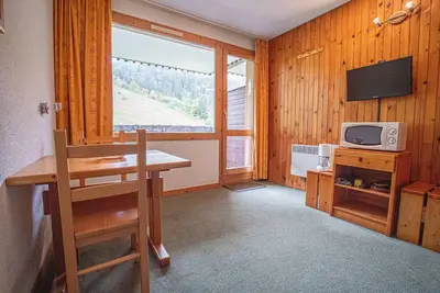 Image de Studio avec balcon pour 2 pers, départ skis aux pieds, proche piste et Esf