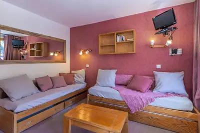 Image de 2p au pied des pistes, 2 balcons, lumineux, proche école de ski et commerces, animaux permis