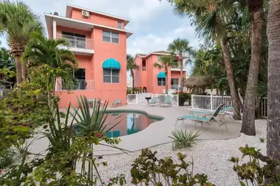 Image de Pet Friendly Condo idéalement situé à Siesta Key Village avec piscine et intérieur flambant neufs