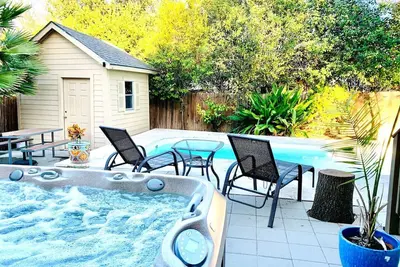 Image de Top Lackland / SeaWorld Maison de vacances avec piscine privée / grill. Retraite dans la cour!