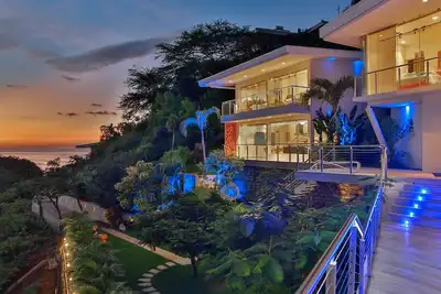 Image de La villa de luxe Malinche Palace avec une vue imprenable sur l'océan, à proximité de la plage