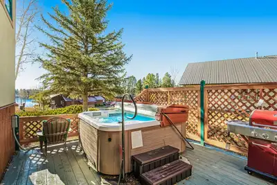 Image de Nouvelle Liste! Condo confortable avec vue sur le lac, bain à remous, divertissement et accès au lac