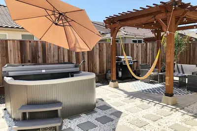 Image de * Nouvelle Liste * Luxueux et Spacieux Maison familiale conviviale avec tout nouveau bain Ă remous **