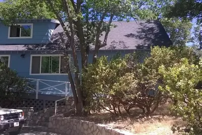 Image de Lake Arrowhead Cabin avec vue magnifique sur le lac.