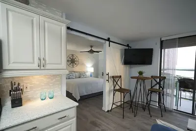 Image de Nouvelle inscription, belle rénovation, vue imprenable sur la plage privée et la piscine chauffée!