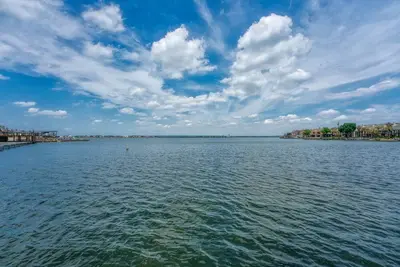 Image de Maison de ville au bord de l'eau récemment rénovée près du Yacht Club avec quai