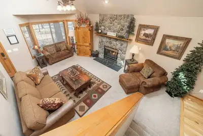 Image de Nuits gratuites! / Exceptionnel 6 Br Home Near Village / Sharc / Hot Tub / Ac / Wi Fi