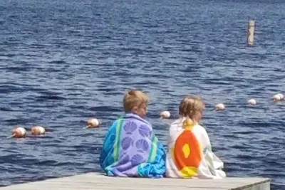 Image de Natation, kayak, jeux de pelouse. Marchez jusqu'à la crème glacée. Théâtre en direct, feux de cheminée!
