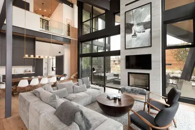 Image de Luxueuse grande et spacieuse maison 5 étoiles! Escapade parfaite à Whistler avec bain à remous privé