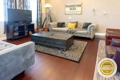 Image de 3 étages sophistiqués, 4br, 3. 5 Ba Cwe Town House