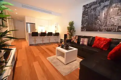 Image de Appartement moderne au centre ville avec 2 chambres et 2 salles de bains, penthouse avec vue sur la ville