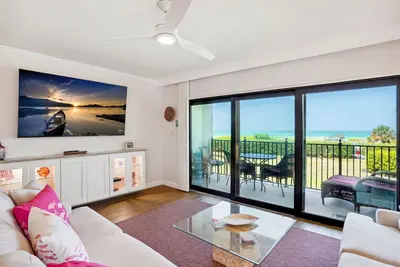Image de Land's End # 206 bâtiment 7-Grand condo de coin / Vues époustouflantes / Nouveaux étages / 3TVs