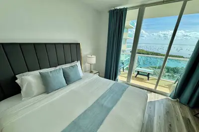 Image de Studio King avec vue spectaculaire sur Marina & Ocean!