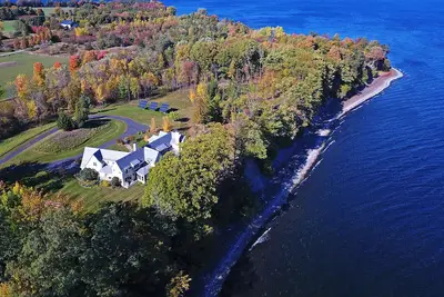 Image de Superbe South Hero Home sur le lac Champlain avec vue