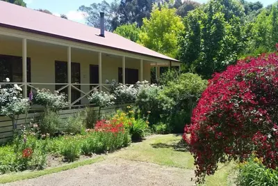 Image de Buxton Gardens par la rivière